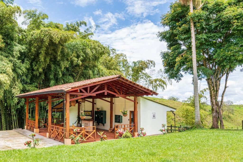 Agradable Cabana Cafetera Con Jacuzzi A 12 Min Del Centro De Pereira Extérieur photo