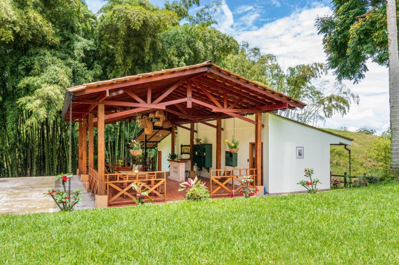 Agradable Cabana Cafetera Con Jacuzzi A 12 Min Del Centro De Pereira Extérieur photo